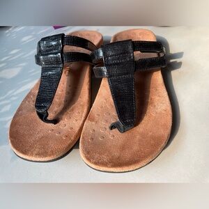 Vionic Elvia Women’s Adjustable Black and Tan Orthotic Sandals‎ size 7.5